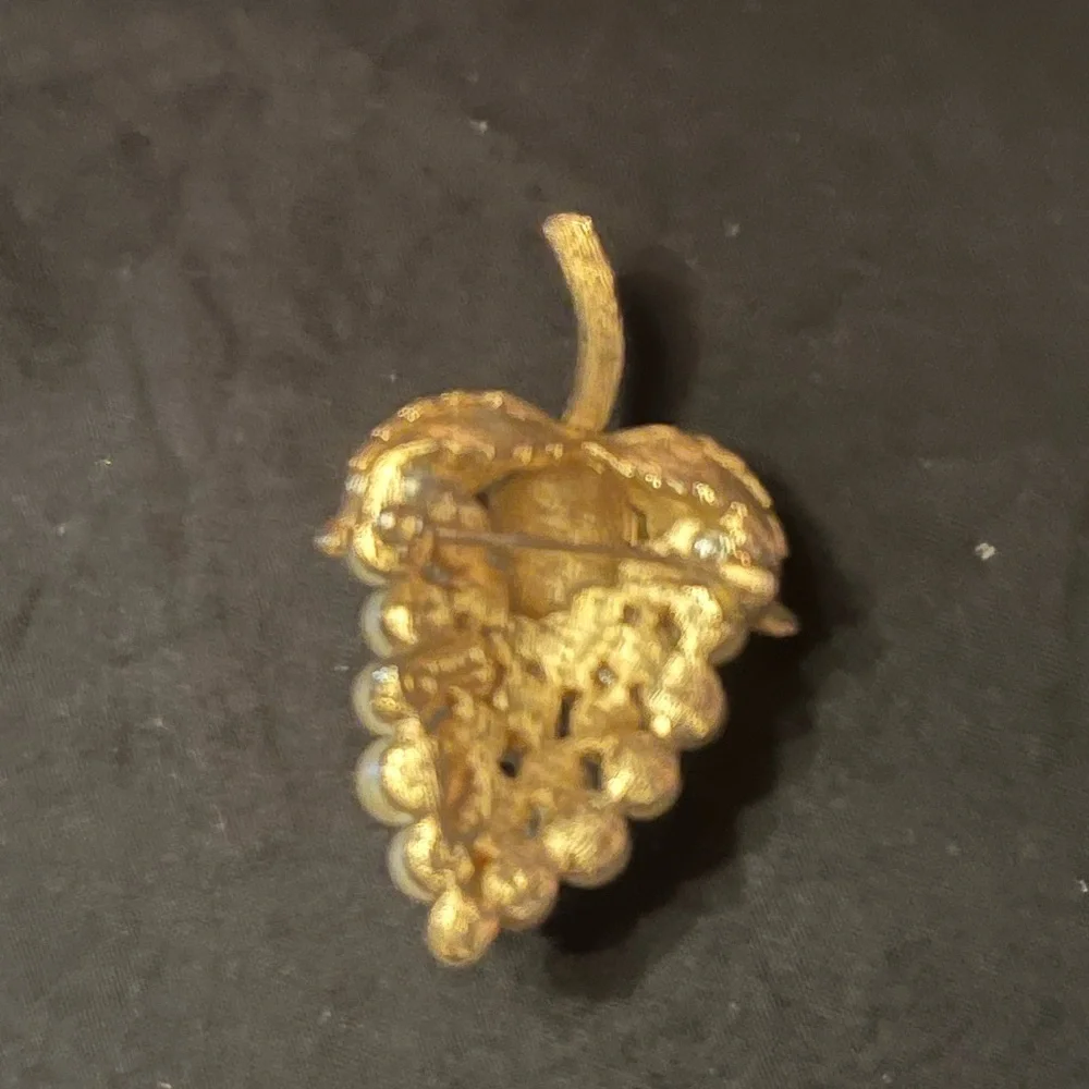 Vintage Crown Trifari Gold Tone Grape Cluster Pearl Brooch